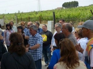 grupo de personas en una finca
